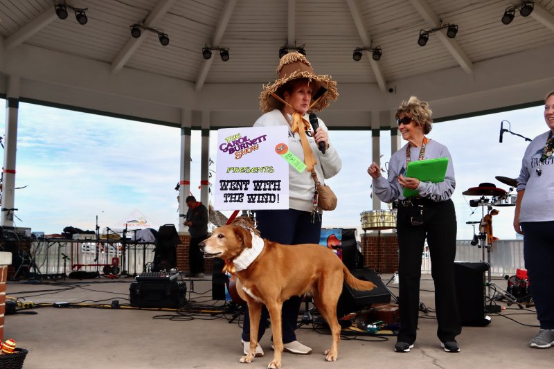 Jean and her dog, Rosie, pick up their award for a “Carol Burnett Show” parody, as Carol Everhart, right, watches.
